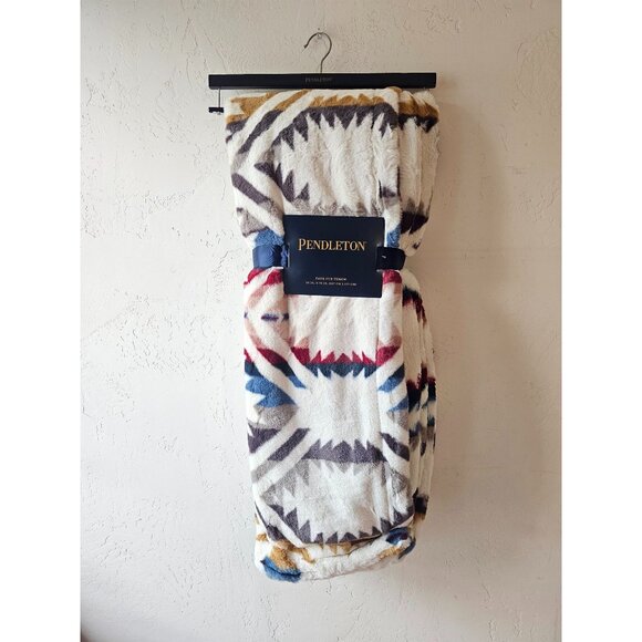 Pendleton White Shores Faux Fur Throw Blanket - Picture 1 of 3